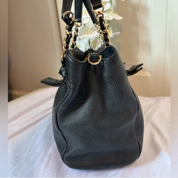 Tory Burch Black Leather Shoulder Bag with Gold Accents - Picture 9 of 16